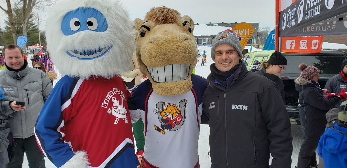 KoolFMBarrie's tweet image. It's @DarrylKoolFM, what a blast @SkiSnowValley #MashBash! Our friends @OHLBarrieColts Charlie Horse, Colonel Atherton @CanadianForces, @ontariokevin &amp;amp; @LisaMKoolFm broadcasting LIVE! 🎿⛷