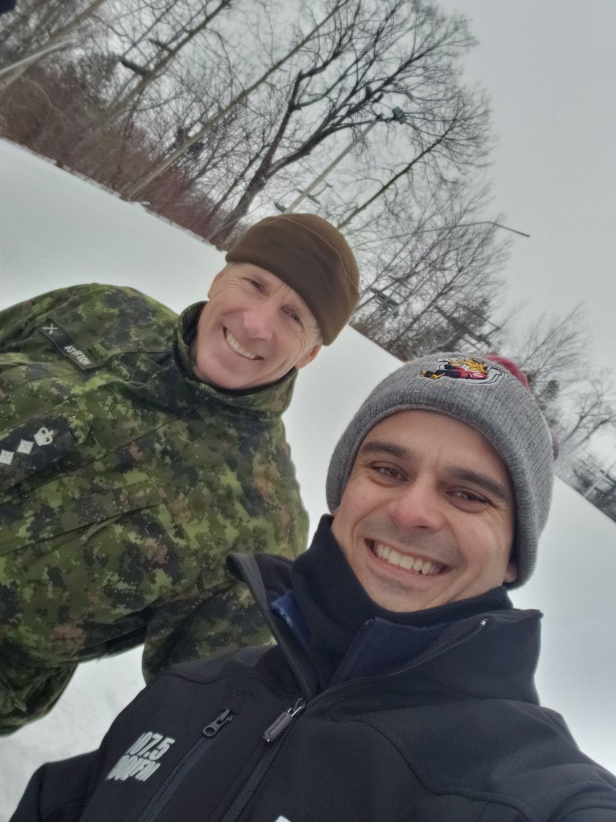 KoolFMBarrie's tweet image. It's @DarrylKoolFM, what a blast @SkiSnowValley #MashBash! Our friends @OHLBarrieColts Charlie Horse, Colonel Atherton @CanadianForces, @ontariokevin &amp;amp; @LisaMKoolFm broadcasting LIVE! 🎿⛷