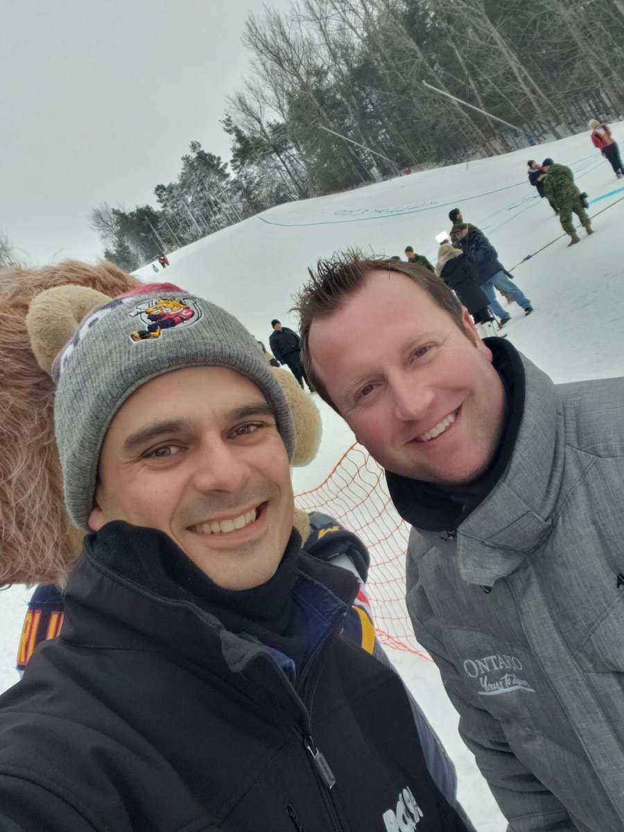 KoolFMBarrie's tweet image. It's @DarrylKoolFM, what a blast @SkiSnowValley #MashBash! Our friends @OHLBarrieColts Charlie Horse, Colonel Atherton @CanadianForces, @ontariokevin &amp;amp; @LisaMKoolFm broadcasting LIVE! 🎿⛷