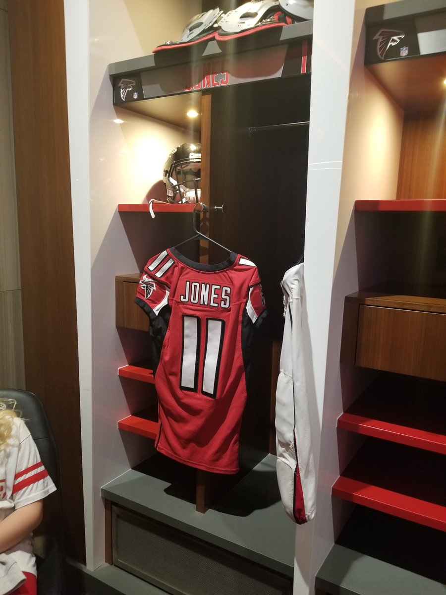 SharonFerrar's tweet photo. Inside the Falcons locker room @MBStadium @roundsb4 https://t.co/PjgWWBeS7O