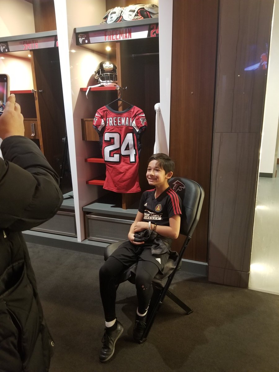 SharonFerrar's tweet photo. Inside the Falcons locker room @MBStadium @roundsb4 https://t.co/PjgWWBeS7O