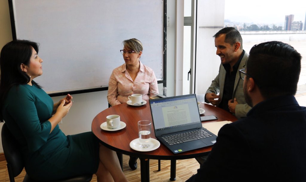 ArcpostalEC's tweet photo. Director ejecutivo de la #ARCPostal, @javiergomezb2, mantiene reunión con asambleísta @XimenaPena1 para definir acciones de mejora al marco legal del sector postal. https://t.co/xgKUHKw98L