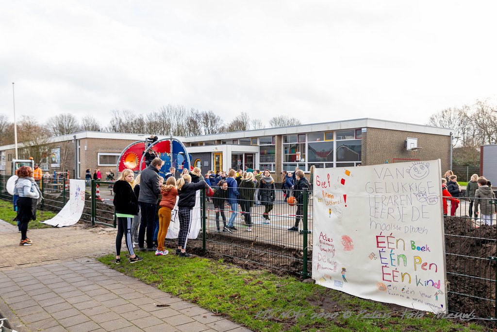 petertromp1's tweet photo. #Onderwijsstaking, ben je er wel of niet voor? #PetersFotoNieuws was erbij in #Dokkum om de actie in beeld te brengen! https://t.co/xhE62xSDUm