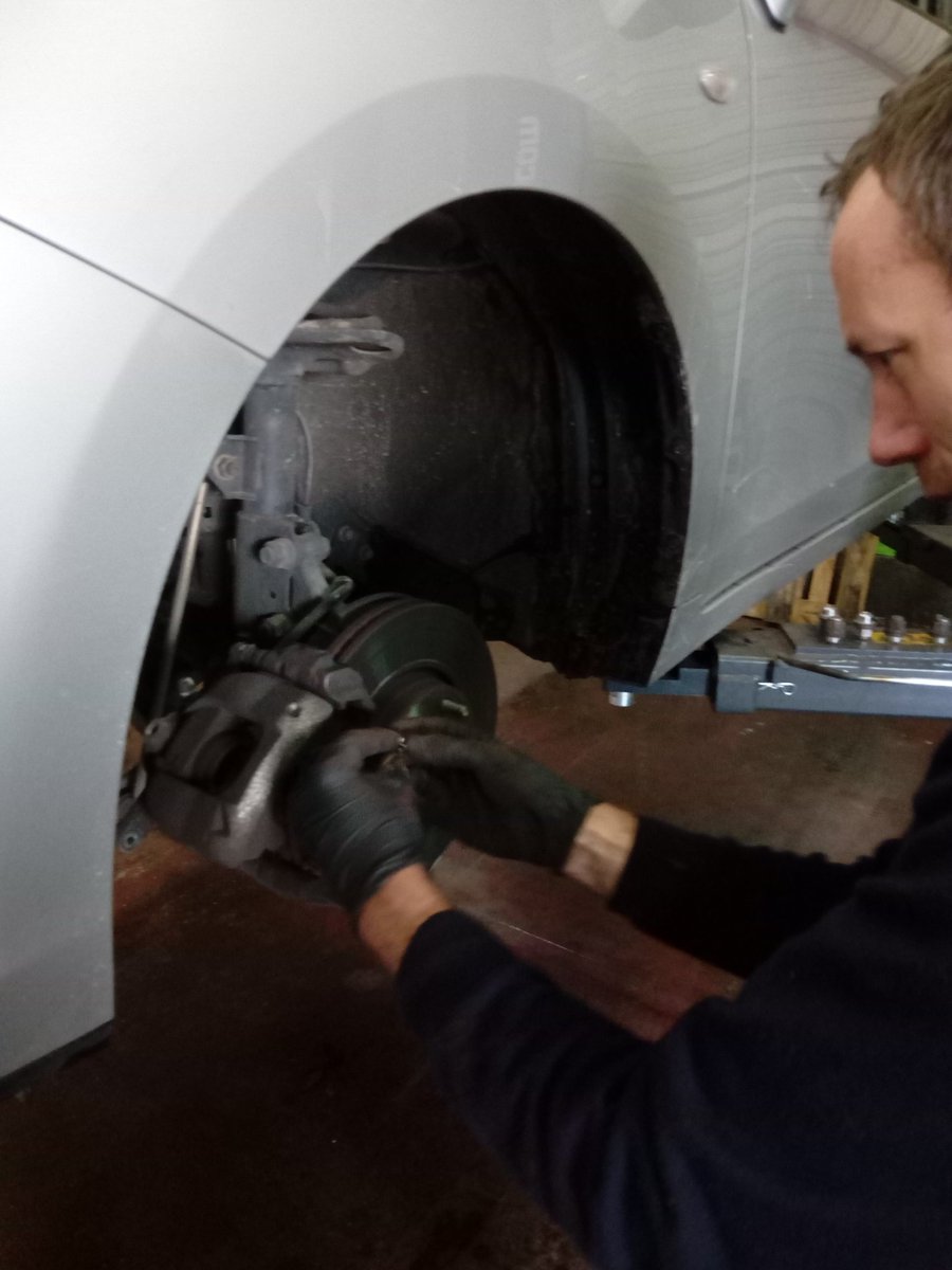 Ecocar_s's tweet photo. Je loue l'atelier du Garagiste pour faire moi-même le changement de mes plaquettes de frein.
https://t.co/JKV6WJLEWP le mécano c'est moi #garagiste #fairesoimeme #Economie #locatelier https://t.co/zLleeJIkhC