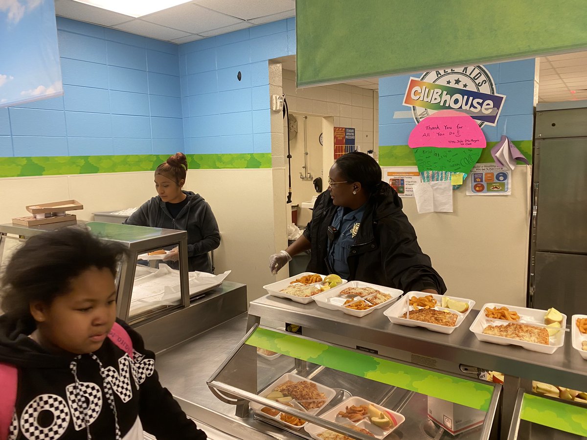 AGScott18's tweet photo. Feed over 600 kids in less than an hour ✅ #AllHandsOnDeck #BREFamily 💙 https://t.co/qGzAdAORb7