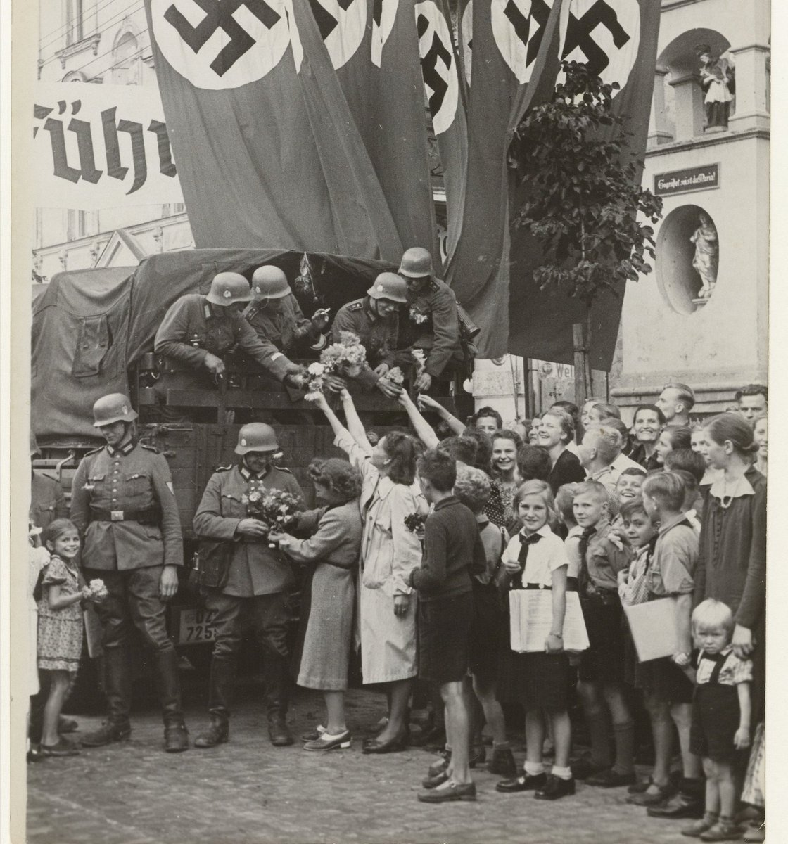 tarihakkinda's tweet photo. Alman birlikleri propaganda yaparken, Danzig - 3 Eylül 1939. https://t.co/1c6bGtndAA