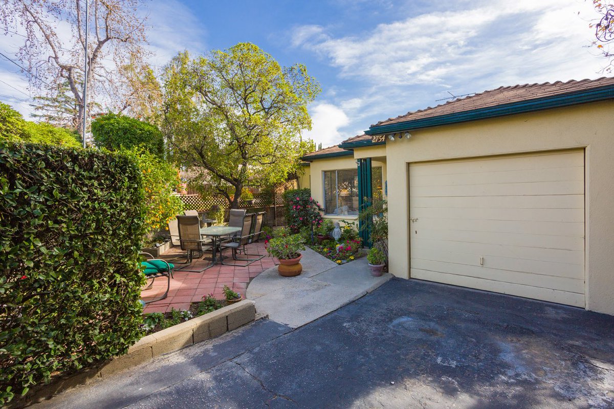 DKREteam's tweet photo. 2754 FRANKLIN ST | This incredible property was #justlisted in #LaCrescenta and won’t last long! First chance to see in person is tomorrow, Saturday, 12:00-4:00pm! 🎈 #openhouse #hotproperty https://t.co/KB3U8EBURp