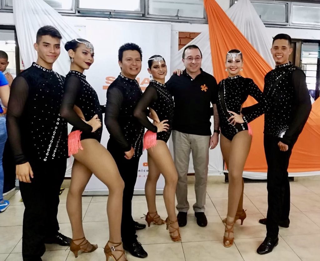 SENAComunica's tweet photo. ¡Mirá, vé!🥳 Así reciben a nuestro director general @EstradaCarlosM en el Centro de Biotecnología Industrial del @SENA_RValle en #Palmira a ritmo de salsa y muestras culturales 💃🏻🕺🏻 que además hacen parte de la #EconomíaNaranja que estamos promoviendo en la región. https://t.co/8689Z6RzGs