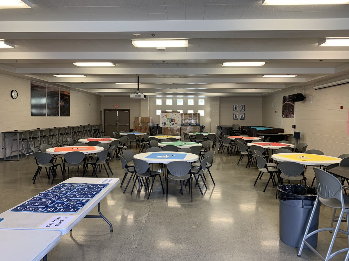 SantiagoSharks's tweet photo. We are ready for you @2023Shs @shsclass22 @shsclass21 @2020_sharks 📱 Head on over to the Shark Tank during your lunch! #todayatshs https://t.co/twsJfSPmVr