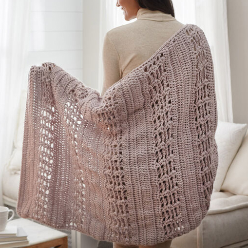 There's an air of elegance about this pretty #crochet #wrap that turns "me time" into an indulgent experience. It's easy to #stitch and gives you a warm, comfortable finish in very little time.
Get the pattern: bit.ly/2O36AG2