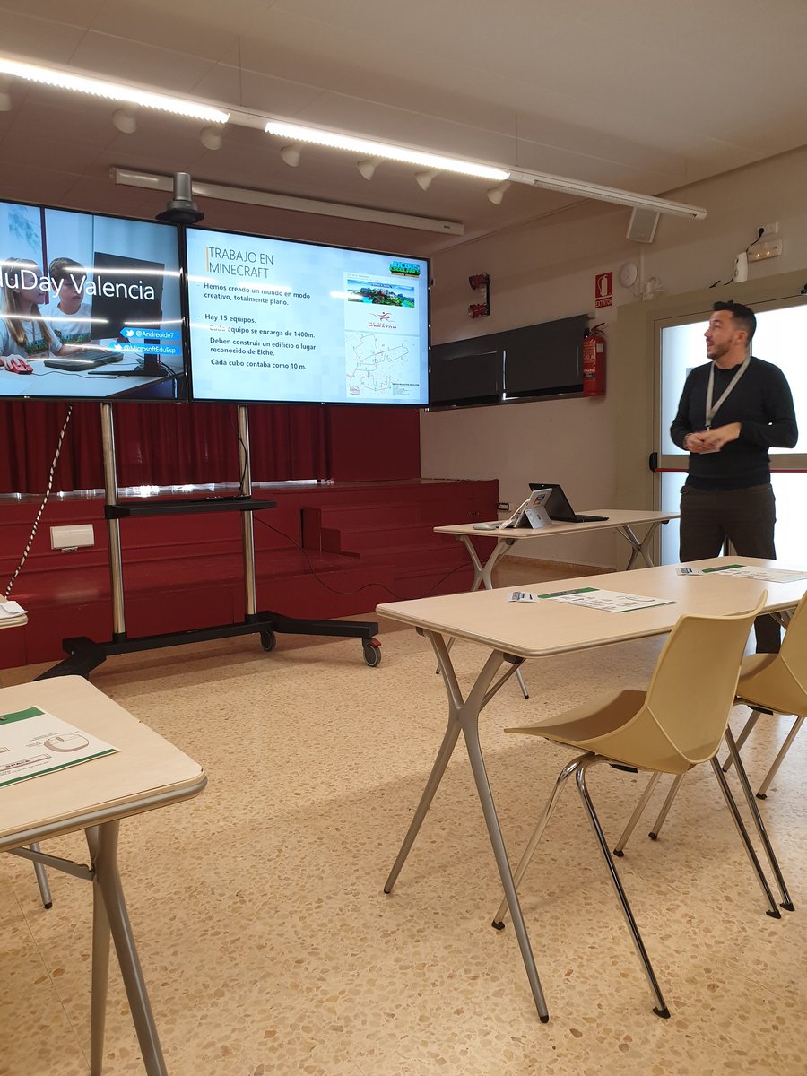 onzedisseny's tweet photo. Tarde más que productiva en el #MinecraftEduDay con cracks como @DanyBrotons y @Andreoide7 #MIEExpert https://t.co/1jbpZnwvXX