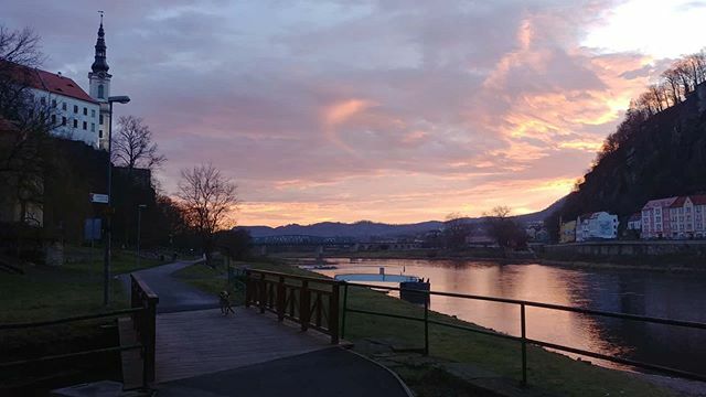 mmdecin's tweet photo. Hezký páteční večer a fajn víkend. Have a nice Friday evening and weekend.
#idecin #decinjebozi #patecnivecer #ceskesvycarsko #labe #bohemianswitzerland #branadocech #labskastezka https://t.co/F5SgueJa4M https://t.co/RZZYCI5psa