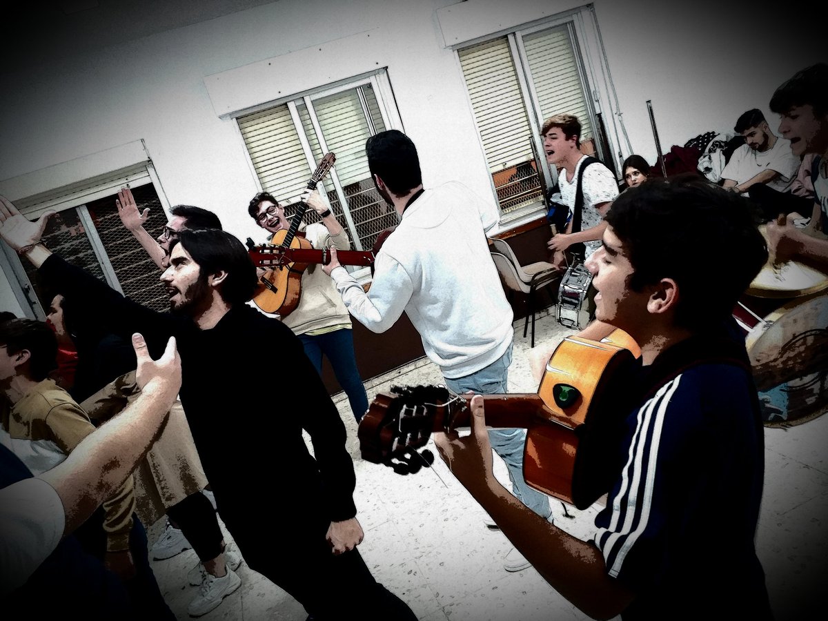 "Noches ensayando con mi gente en nuestra casa de Loreto"... <a href="/LosMaleducados_/">ComparsaJuvenildeNeneyZampi</a> <a href="/Chezagaditano/">El Gorrión</a> <a href="/jchezaa/">Jose Antonio Cheza</a> #LasNiñasdeCatalina