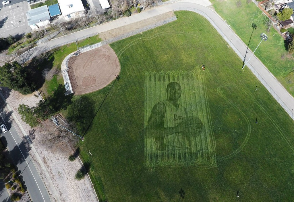 fox13seattle's tweet photo. A California couple used a lawn mower and GPS to create this giant grass mural of Kobe Bryant https://t.co/FdtW6kGVsl https://t.co/HDYh9rh4li