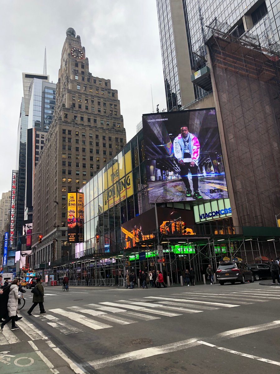 BETMusic's tweet photo. #PoseVideo in Times Square!!! #BETJams #BETMusic https://t.co/ZTrbdyMiBW