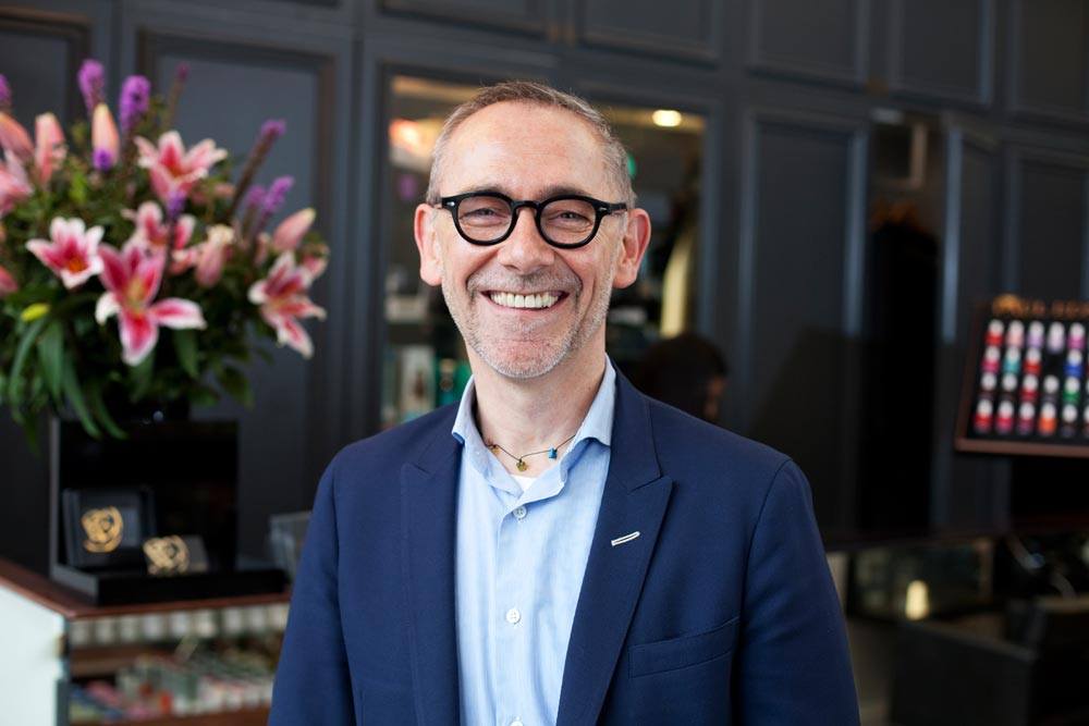 FashionMonUSA's tweet photo. Celebrity hair stylist @PaulEdmonds217 is the official partner of the @BAFTAs again this season. We caught up with Paul in this week's #inconversationwith interview. https://t.co/YCiS6dWW2Z #PaulEdmonds #hairstyling #celebrityhairstylist #BAFTA https://t.co/qAOkIlP5SS