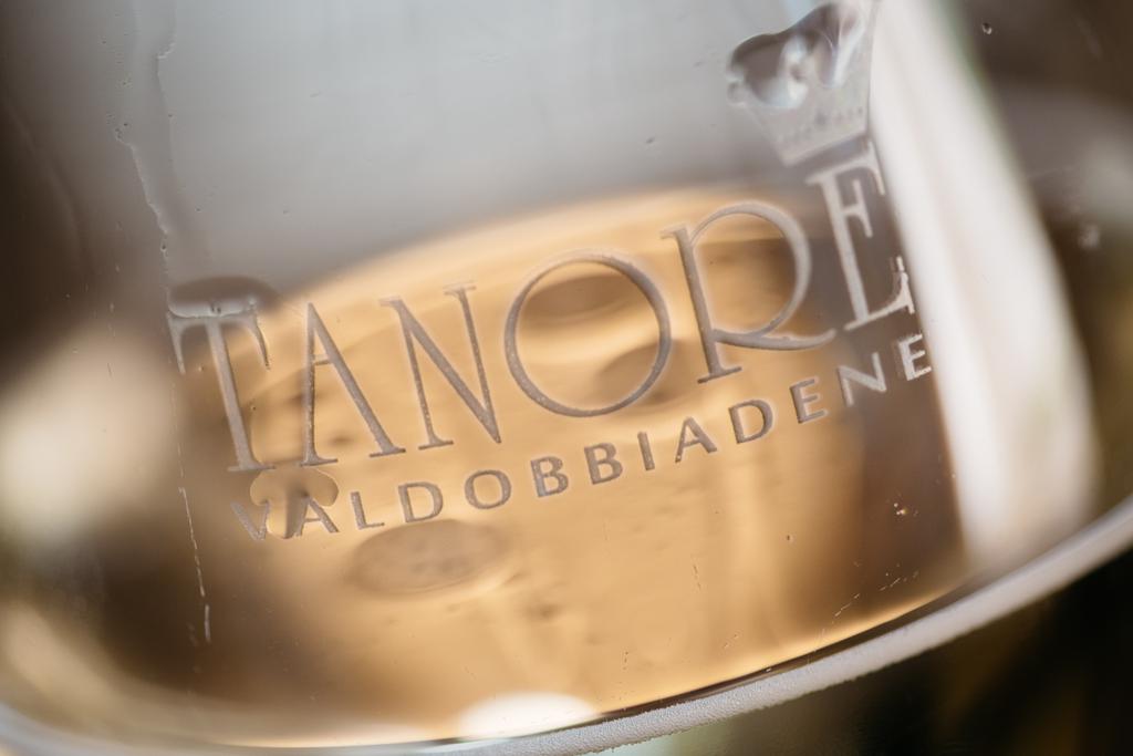 Tanorewine's tweet photo. Golden Aperitif 💛
#valdobbiadene
#proseccosuperiore #tanoré https://t.co/vuZCsGYXgn