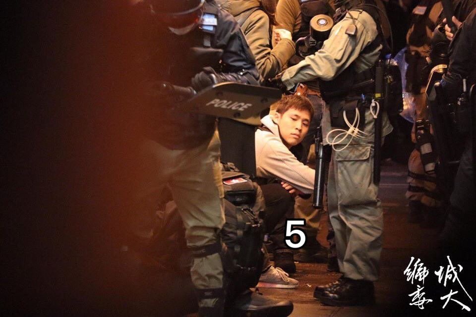 redwallpusher's tweet photo. 香港沦陷区：昨晚補相
2220 #旺角 百寶當前，共5人被捕。相中其中2人，上咗 #AM7160 PTUD 2/2 認人‼️要名‼️要家人‼️
(source : 城大編委）

2號女： #MKN04
5號男： #MKN02 https://t.co/acENYim0zP