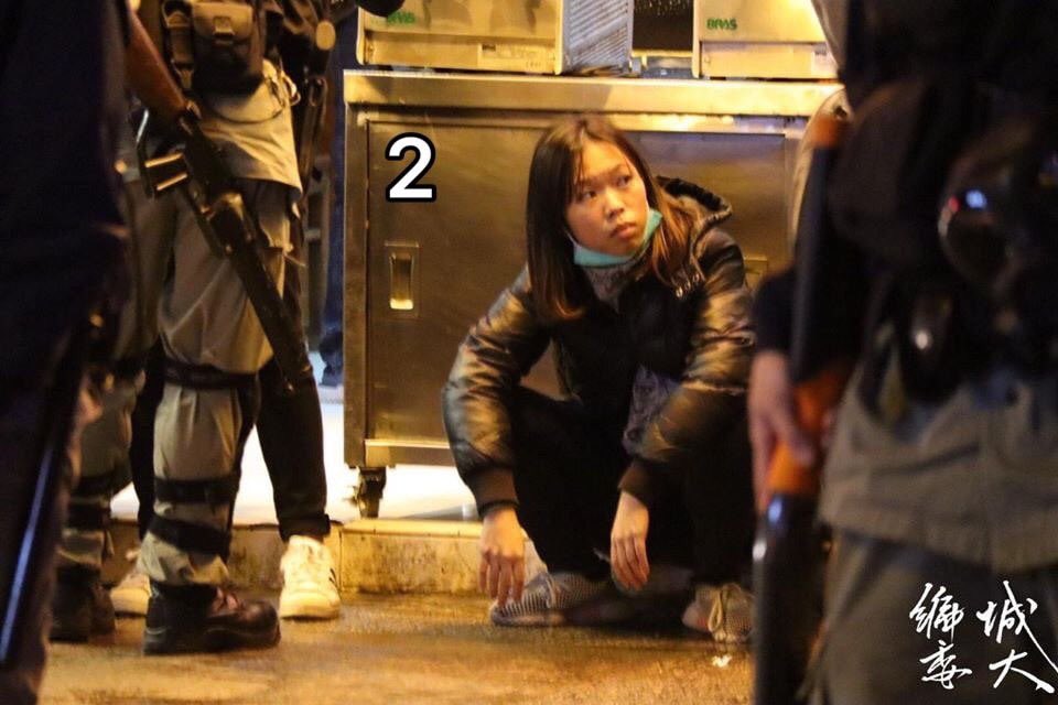 redwallpusher's tweet photo. 香港沦陷区：昨晚補相
2220 #旺角 百寶當前，共5人被捕。相中其中2人，上咗 #AM7160 PTUD 2/2 認人‼️要名‼️要家人‼️
(source : 城大編委）

2號女： #MKN04
5號男： #MKN02 https://t.co/acENYim0zP