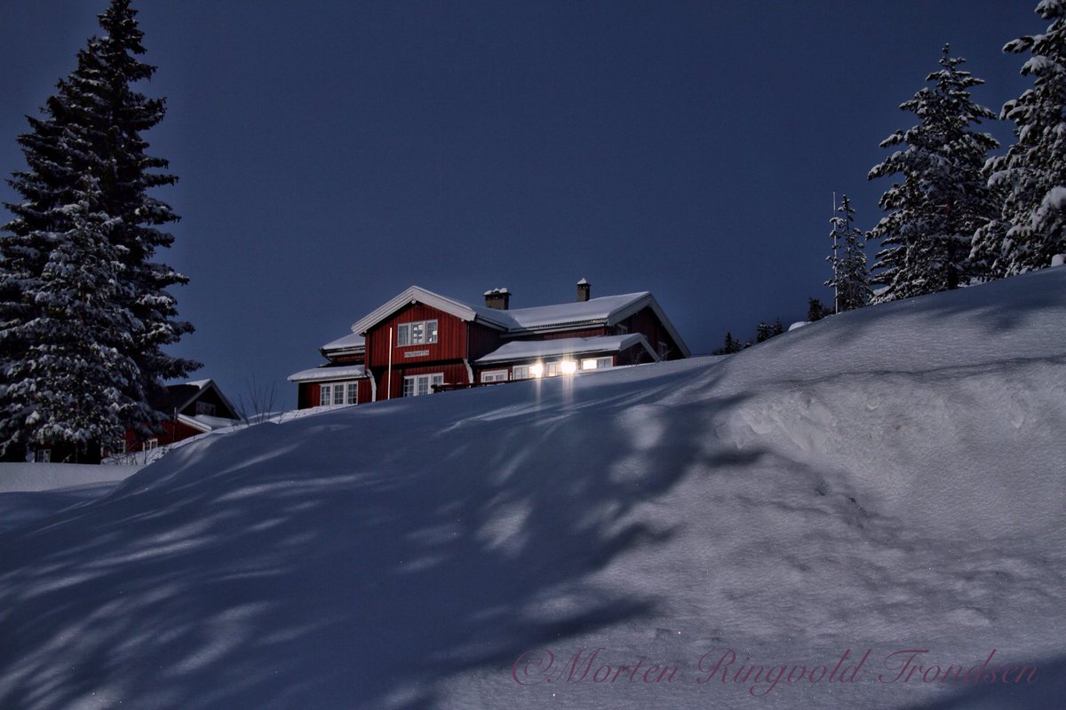 A lot of snow and sunshine.Kongsberg,Norway.
#StormHour   #ThePhotoHour #Photography #pintofotografia 
#mountain #mountains  #norway #snow #winter #sun #SunReflection