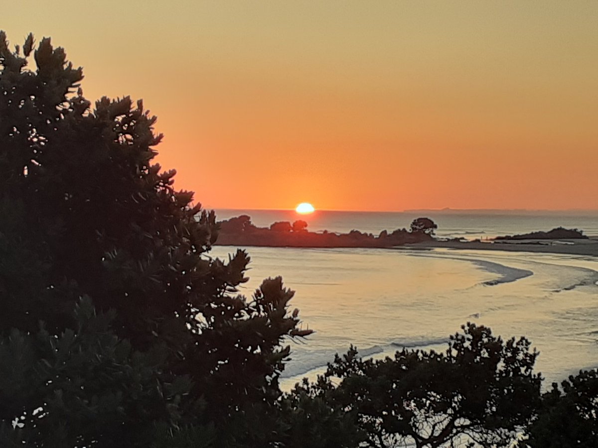 Nanakia7's tweet photo. One bonus of getting up early to exercise is that you get to see beautiful sunrises like this one!  #mountmaunganui #sunrise https://t.co/u8MipBkohF