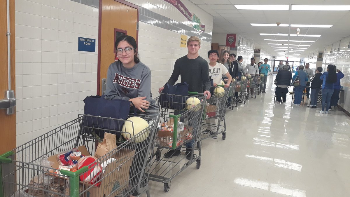 Partnering with El Pasoans Fighting Hunger to help our community.
#EPISDgradcoaches
<a href="/FranklinCougars/">Franklin Cougars</a> #IamEPISD