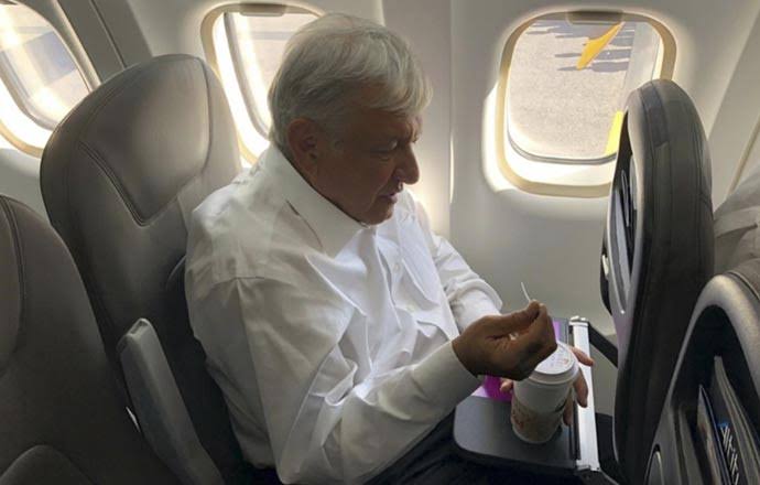 franktana's tweet image. Las aerolíneas deberían reponer el costo del boleto de todos aquéllos que no quiera viajar con @lopezobrador_ , considerando el riesgo en que ponen a los pasajeros. Y advertir al vender los boletos, que en ese vuelo viajará también el presidente