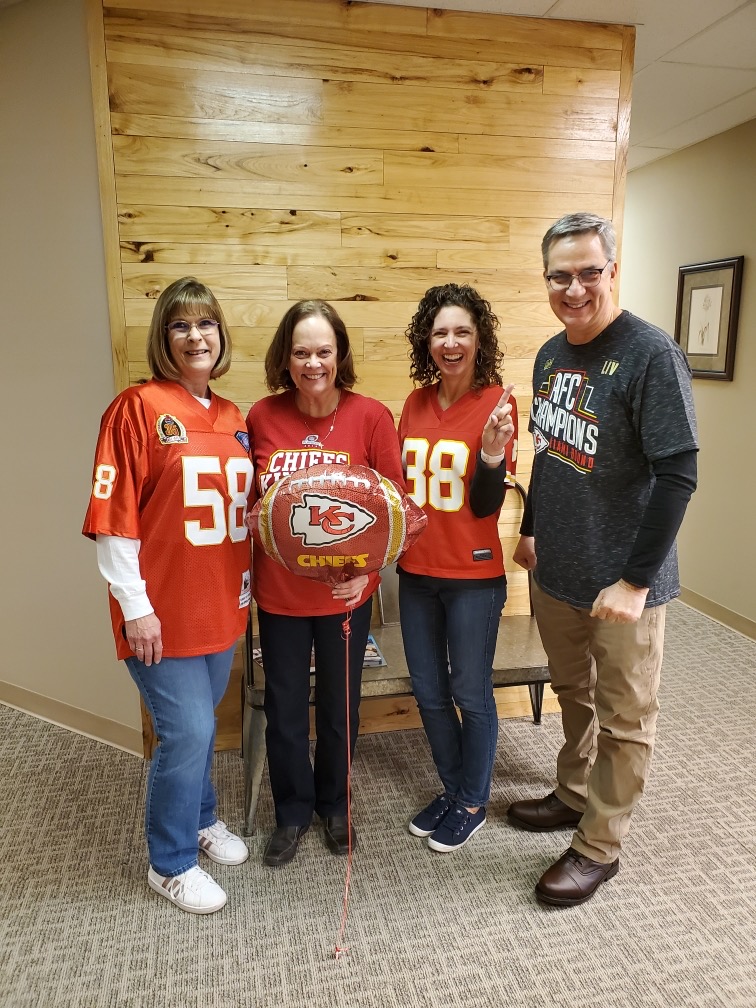 HearingYourBest's tweet image. Our Shawnee Mission team is ready for the win Sunday! Go Chiefs! #RedFriday #ChiefsKingdom