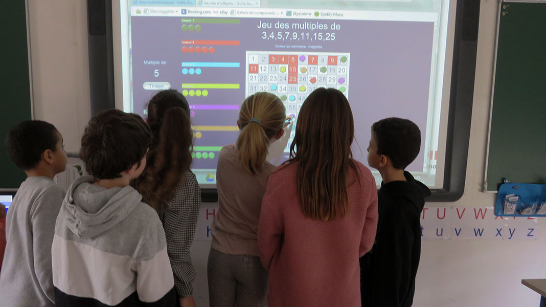 0Leprof2's tweet photo. #mathfriday
Ateliers de maths aujourd'hui en cm1: sur le TNI, sur tablette, sur l'ordi et jeux de cartes. Jeux que l'on peut retrouver sur : https://t.co/z25JQSyI4A https://t.co/mT2rr1tRKn