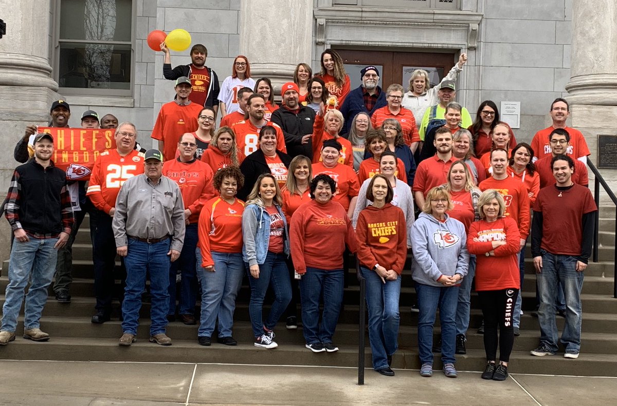 LVCountyKS's tweet photo. Leavenworth Country employees sported red and celebrated our team this afternoon. We're proud to see our boys going to the big game! ❤️💛 https://t.co/aC4CVYfp0G