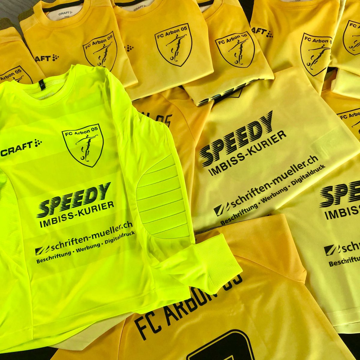 schriften_mue's tweet photo. Neue Fussball Tenue für FC Arbon05 G-Junioren ⚽️⚽️⚽️ #fussball #tenue #textildruck #fcarbon #junioren #sport #tricots #sponsoren #danke #craftsportswear #arbon https://t.co/ZidLjfSa1Z