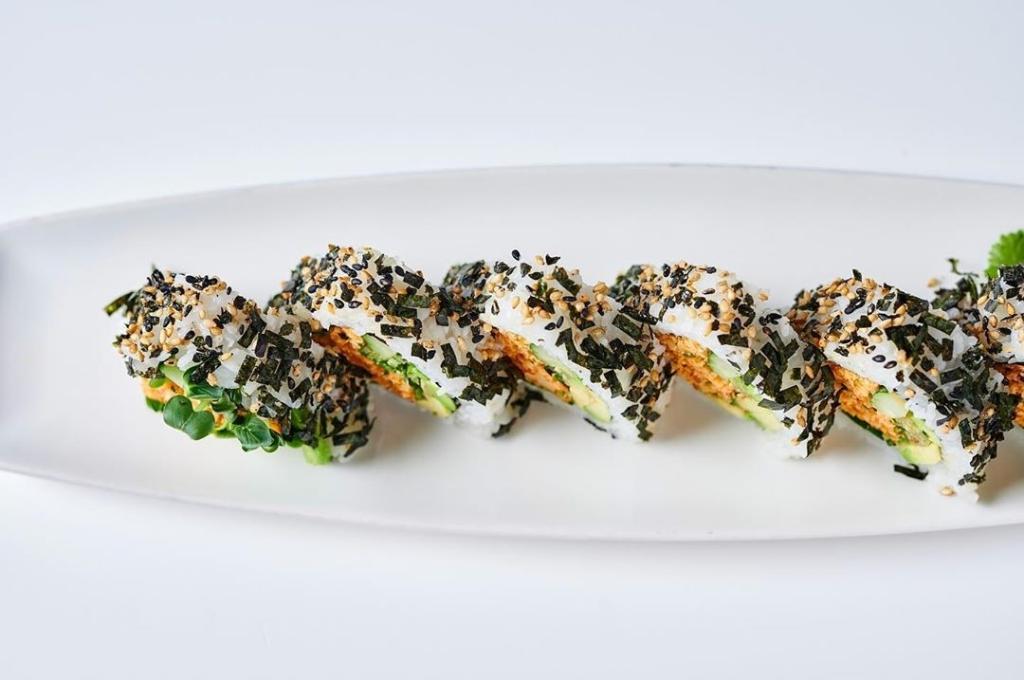 Happy #AlohaFriday! This roll from Sansei Hawaii looks SO. GOOD. 

Tag a friend you are sharing this with!