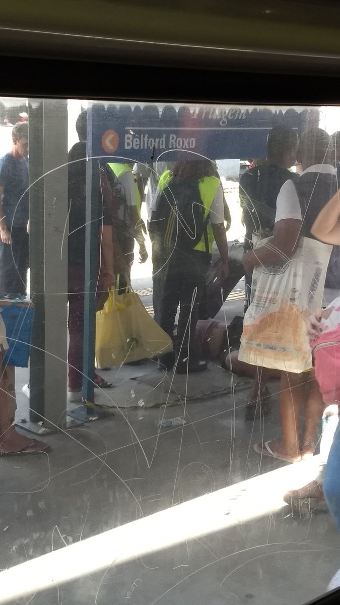 Covardia de Camelôs batendo em jovem. Triagem. <a href="/SuperVia_trens/">SuperVia</a>  façam alguma coisa