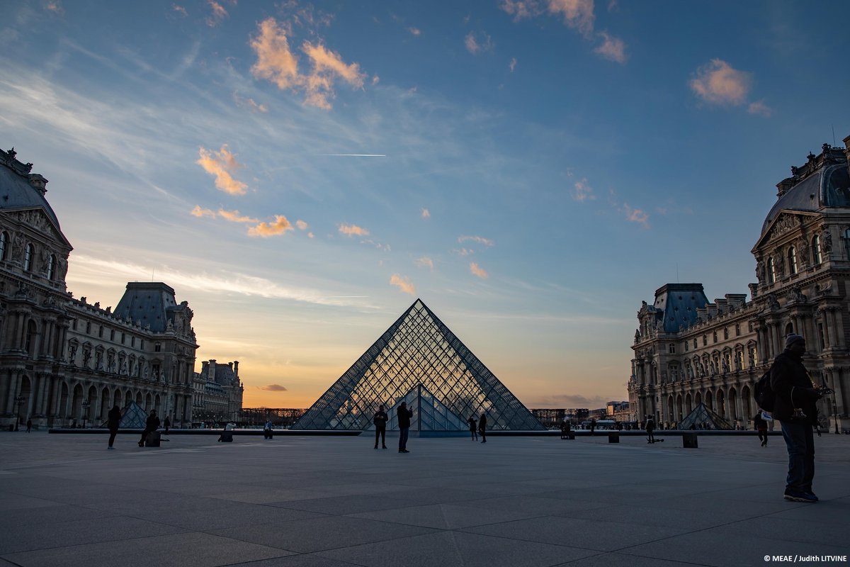 francediplo_EN's tweet photo. #FridayVibes from the @MuseeLouvre, the world’s most-visited museum once again in 2019!
It welcomed 9,6 million visitors last year. Were you one of them?
📷: J.Litvine / MEAE
#ChooseFrance #ExploreFrance #Get2KnowFrance https://t.co/LcvMFhS98L
