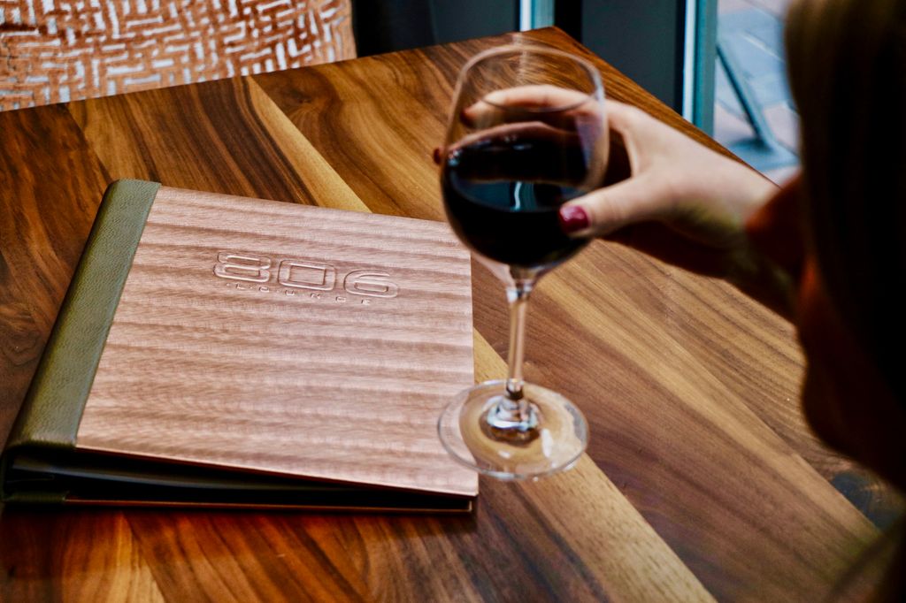 Fri-nally. Kick off your weekend with a glass of wine- or two at 806 Lounge.
#JWHoustonDWTN #806Lounge