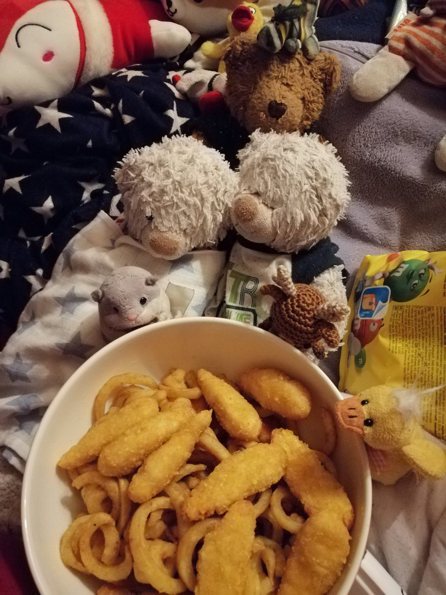 DDehamelin's tweet photo. Wir wollen #HardPowder gucken aber der arme Männer Human ist eingeschlafen.
Nu ja, da esse wir mit Mama Nuggets und Pommes.
Muss ja gemacht werden. https://t.co/vGawFtysmw