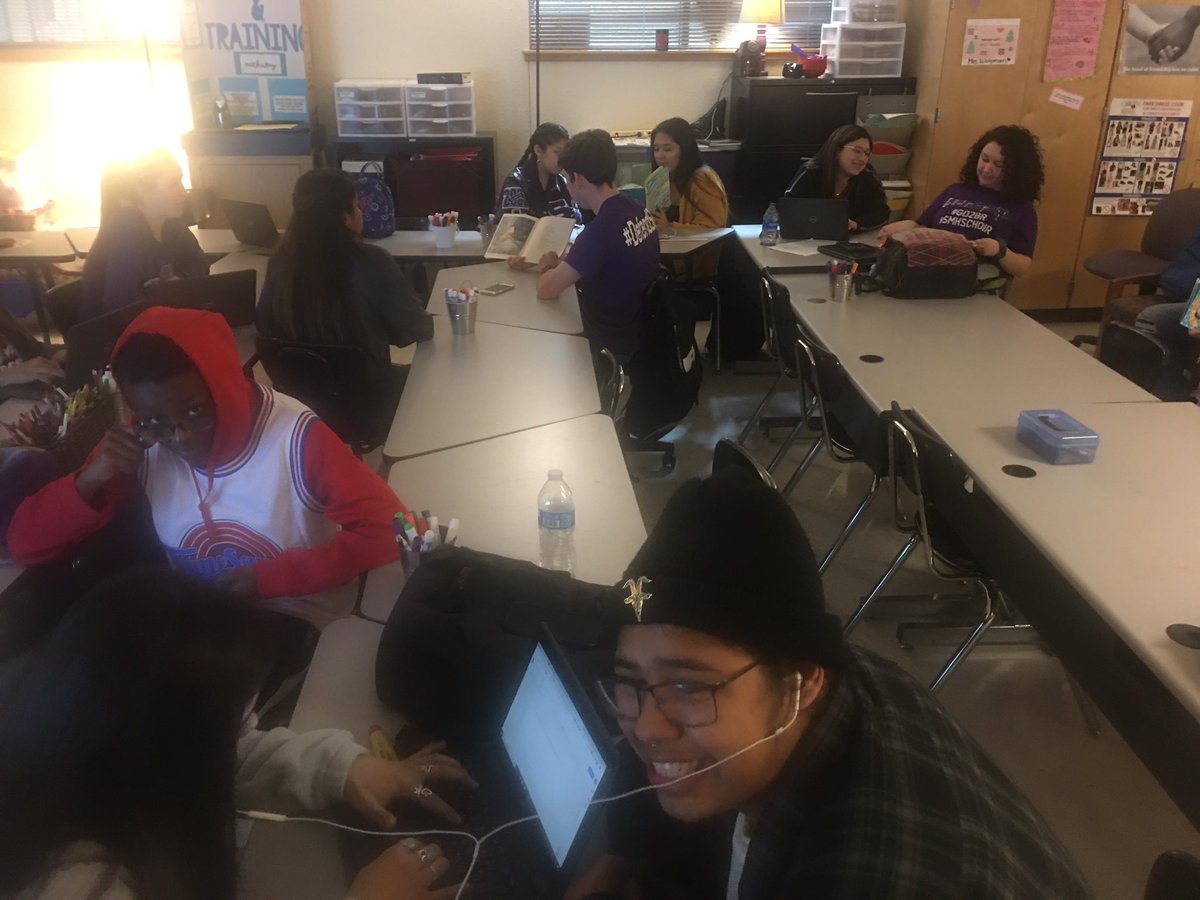 SFutureteachers's tweet photo. 5th period really enjoyed their reading role play! https://t.co/5wiiDFUFm9
