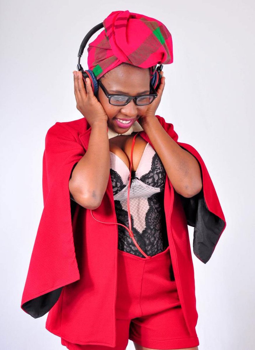 lastmusekiwa's tweet photo. The Best House Song
#StarFMMusicAwards2020
1. @Novuyoseagirl1 – Bambelela
2. Lloyd Soul – Lavida loca
3. @Dj_Stavo Featuring @gemmamusic_ Gemma – Bad News
4. Sam Music – Vuka
#MusicInColour https://t.co/EFsnuhVt5N