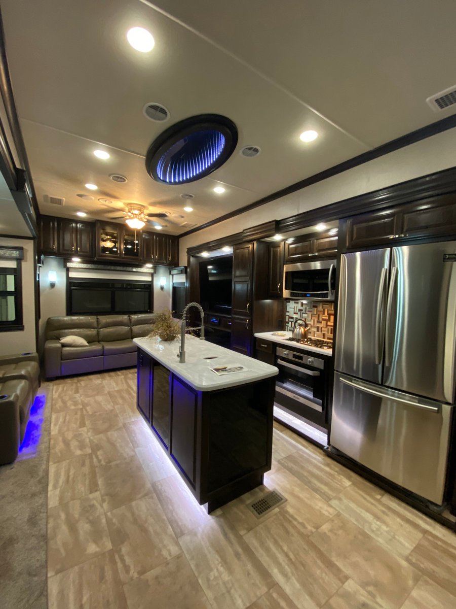 CountryRoadRV's tweet photo. Indoor Show and Sale at the Olds Cow Palace, 3 days left!  FREE PARKING, FREE ADMISSION!!  Financing on-site, all purchases include free storage until Spring and no payments for 90 days OAC. https://t.co/MwqCUuigk6