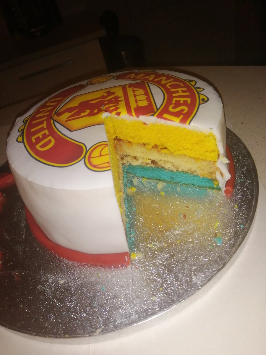 shaunajade96's tweet photo. Baking a cake for a scum fan didn't sit right with me - so I compromised @LUFC https://t.co/L7HZVgEkDh