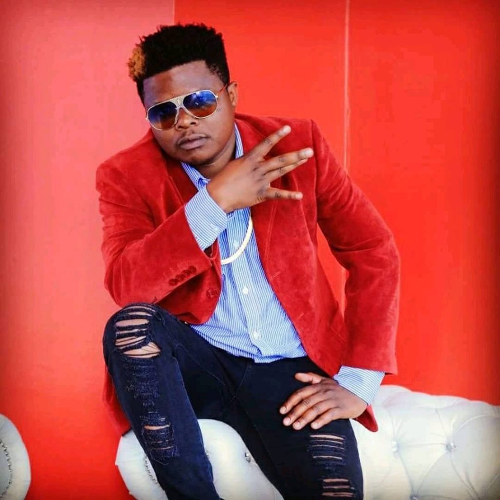 lastmusekiwa's tweet photo. The Best Song by Zimbabwean in the Diaspora
#StarFMMusicAwards2020
1. @BrianNhira – Love love
2. Norman Masamba – Chihera
3. @VimbaiZimuto – Kurunga
4. @NoxGuni – I’m In Love
#MusicInColour https://t.co/MFIcgozoxW