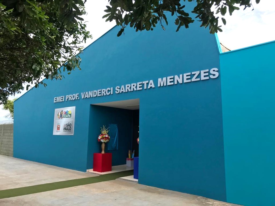A fachada em azul da EMEI Profª Vanderci Sarreta Menezes, em Buritizal. Essa é a 55ª unidade da atual Gestão, que prioriza a educação de qualidade desde a primeira infância. 