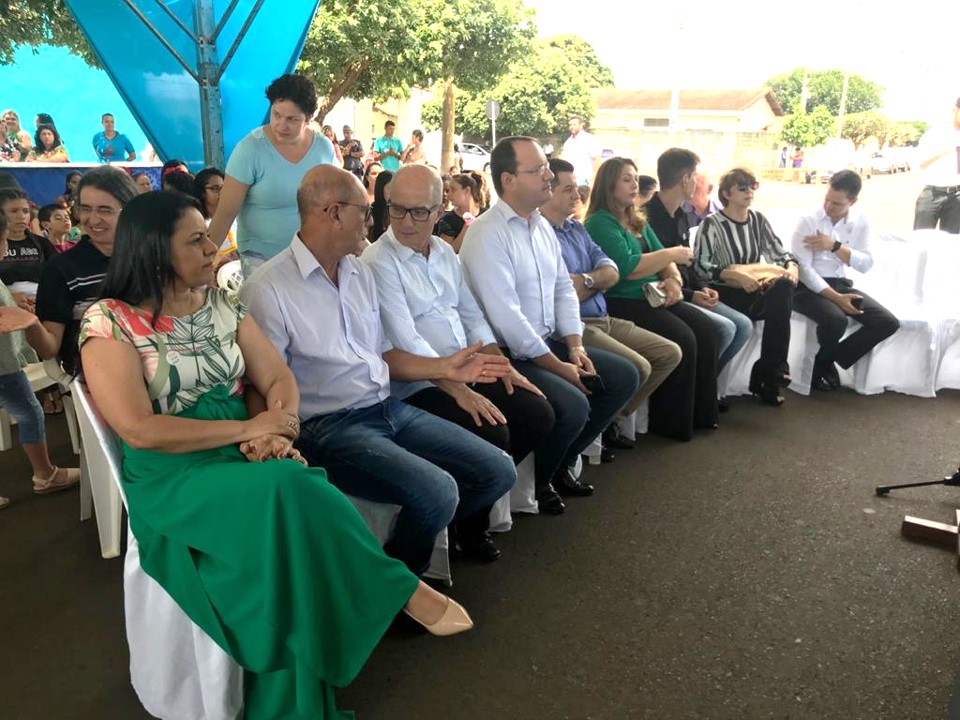 Autoridades e pessoas sentadas no cerimonial de inauguração. 