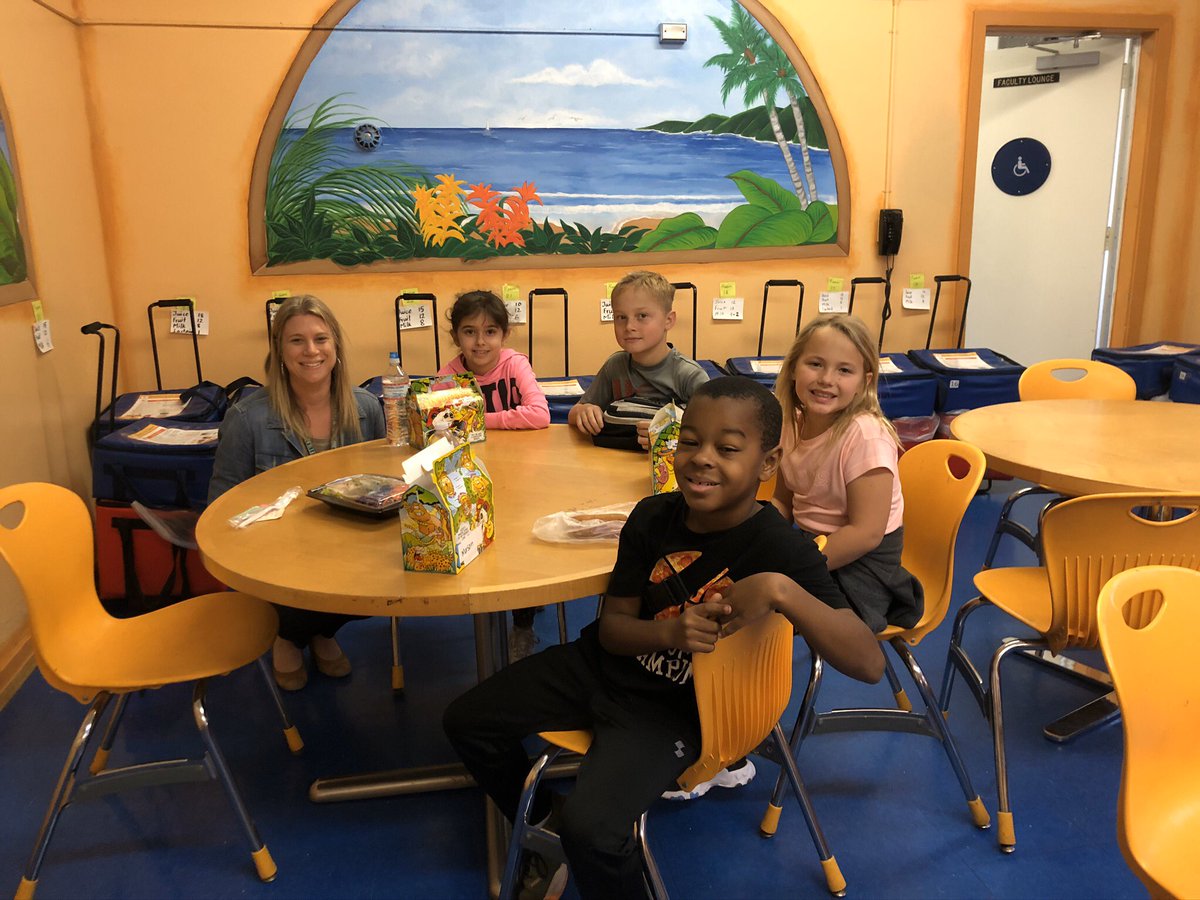 ColfaxCharterEl's tweet photo. Look who got caught being good and had lunch with the Principal!  Thank you @gelsonsmarkets for the yummy lunch!  #swpbis #caughtbeinggood #thgreatkindesschallenge @LASchools @LDNESchools @ScottAtLAUSD https://t.co/H3RvJRvpMM