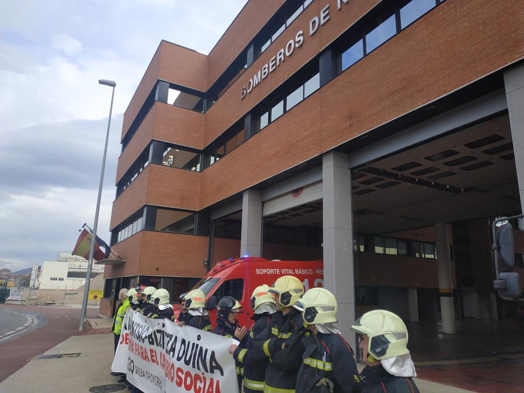 DinoAltavez's tweet photo. OJALÁ SE QUEDEN SIN PENSIÓN 

Esto con Franco no pasaba.
Bomberos de Navarra en huelga.

Lo que nos queda por ver todavía. Esto, salvo en Francia, no pasa en ninguna parte del mundo. LAMENTABLE https://t.co/Yd3XsLM0nj