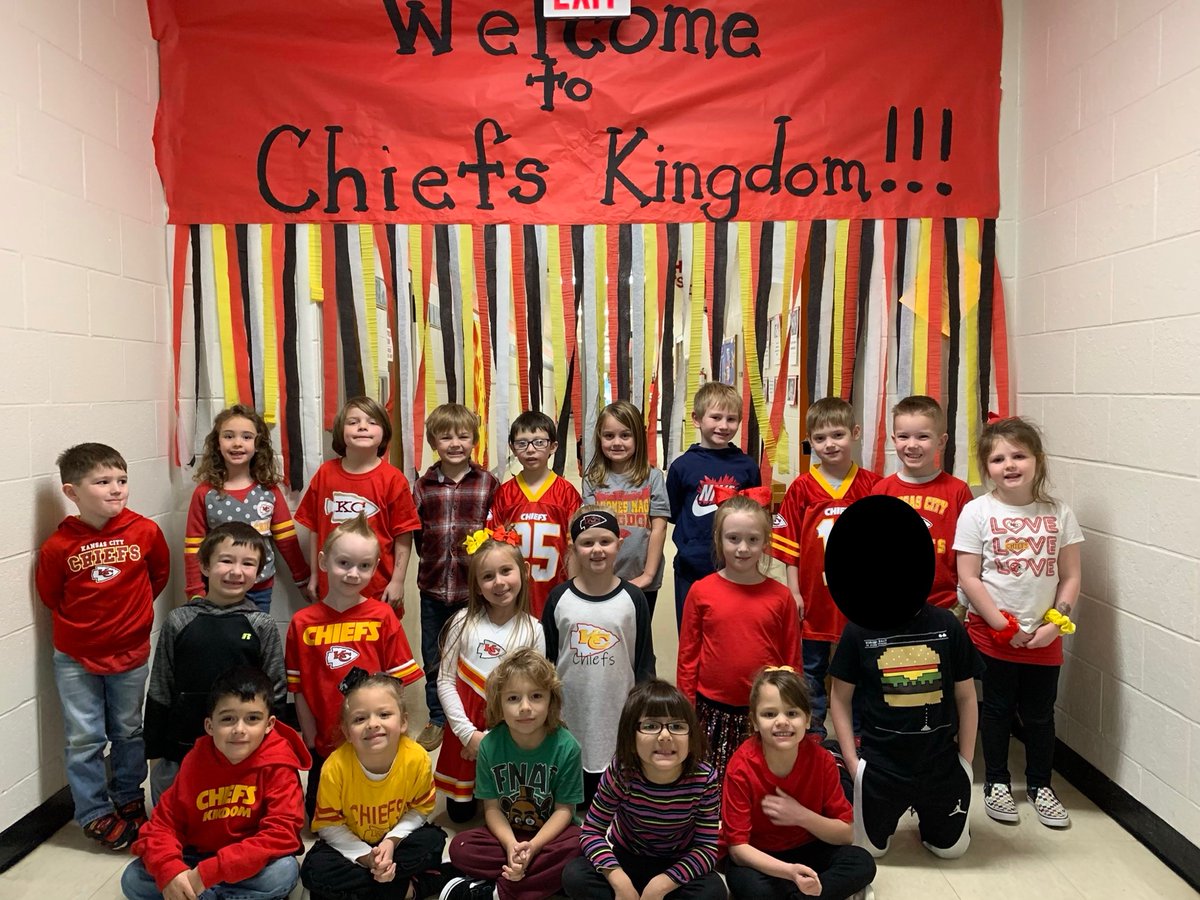 SLizTucker95's tweet photo. Celebrating the last Red Friday with MaHomies here at Oak Grove Primary ❤️💛 #ChiefSBWeek https://t.co/WGqiFiO2gH