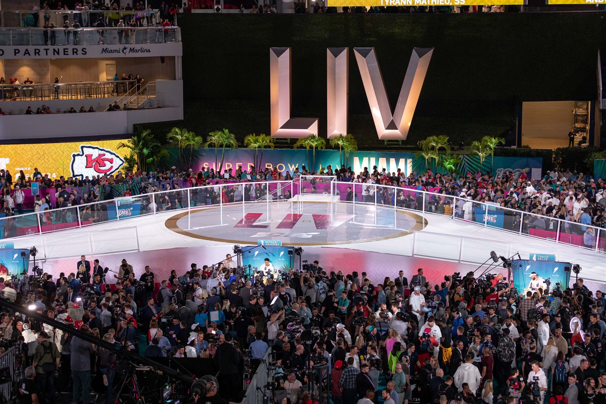 GMRMarketing's tweet photo. For the sixth time, #gmrclient @nfl has counted on GMR and @bluemedia to wow fans by pushing the boundaries of the environmental décor around the Big Game. The décor program blankets not just the stadium, but the entire city! #LIVEITMIAMI #SBLIV https://t.co/0FKs7VF1rR