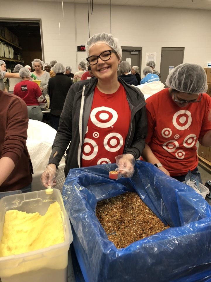 SO much fun giving back with the T1791 team at <a href="/MftH/">MealsfromtheHeartland</a> Meals from the Heartland last night! #giveback #beahungerfighter #wearetarget #targetoneteam <a href="/alexa_triplett/">Alexa Baker</a> @Sophia_Target @Meredith_target