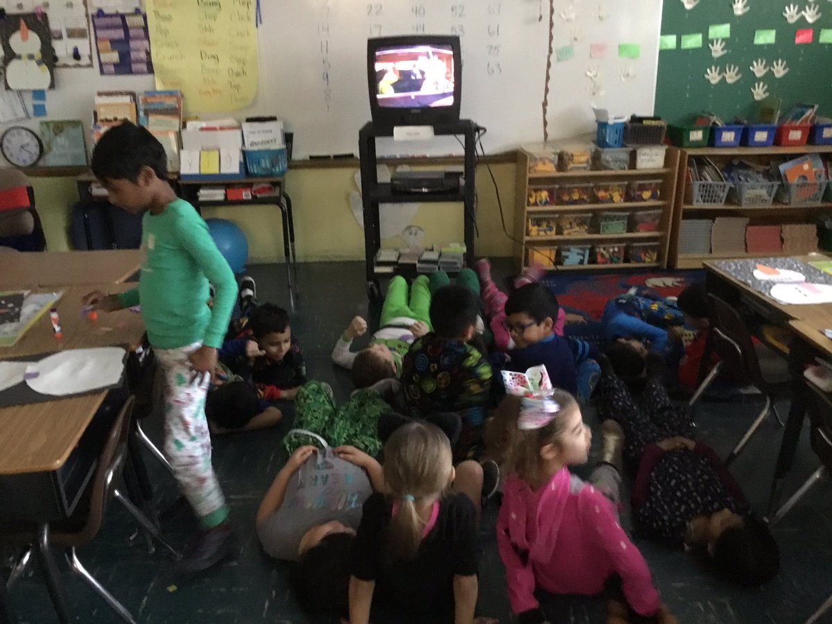 marymacher4's tweet photo. Indoor snow day for good behavior includes a snow poem, an art project, school wide bingo, the Muppet movie, ice cream and PAJAMAS! #goodbehaviorrocks @MargaretTruppa @MenloPark19 https://t.co/Zewn8PMhcp