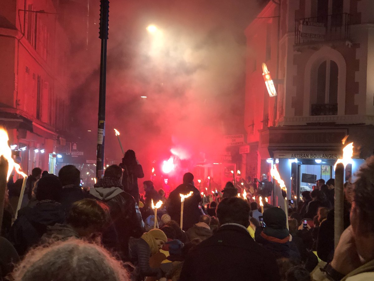 histgeoblog's tweet photo. Le fumi c’est la vie manif #Montreuil #Retraiteauxflambeaux #JusquAuRetrait #reformedesretraites https://t.co/UvMZO6EojF